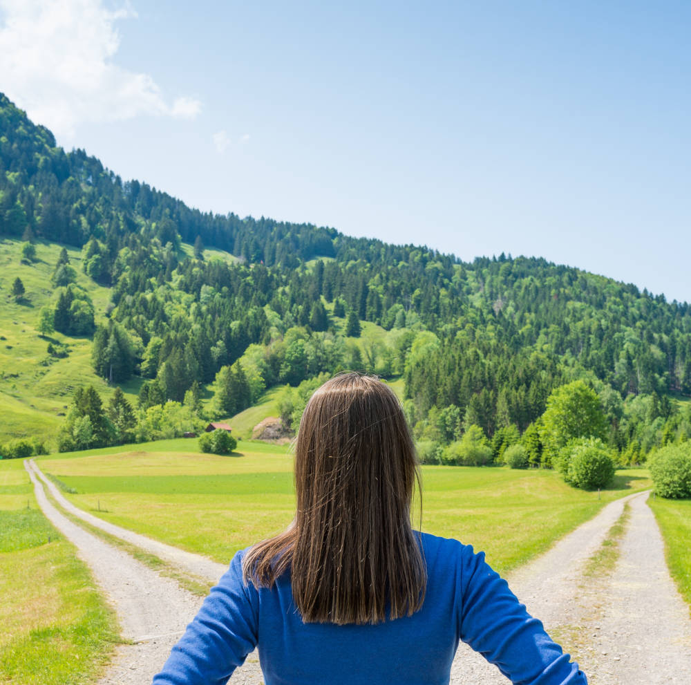 Deutung des Seelenplans. Ein Blick auf die Schuhe zeigt eine Zeichnung am Boden, welches nach links den richtigen Weg und nach rechts den falschen Weg andeutet